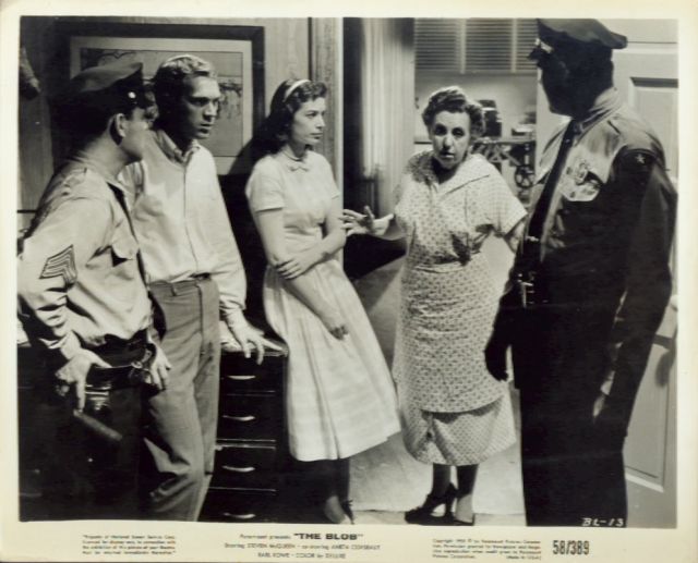 John Benson (as Sgt. Jim Bert), Steve McQueen, 
Aneta Corseaut, Elinor Hammer (as Mrs Porter) 
and Earl Rowe (as Lt. Dave).